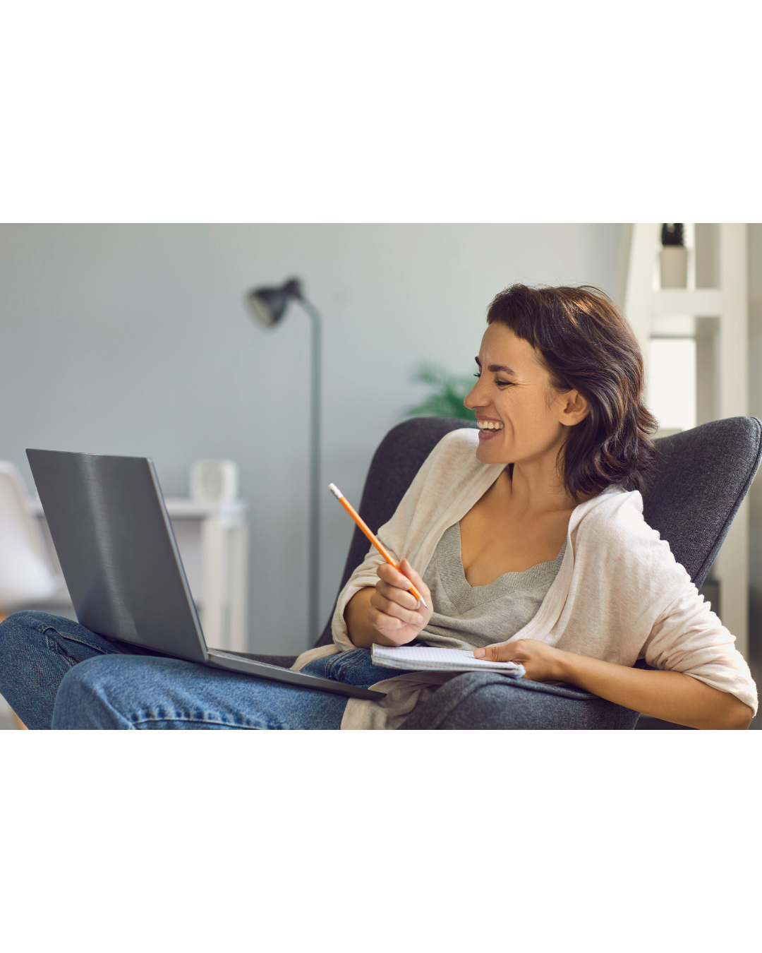 Onlinecoaching fröhlich Frau gibt Coaching am Laptop