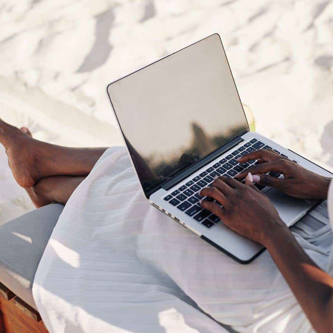 Frau mit Laptop am Pool