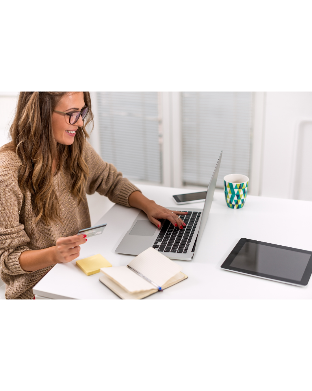 Frau arbeitet am Laptop Frau arbeitet am Laptop