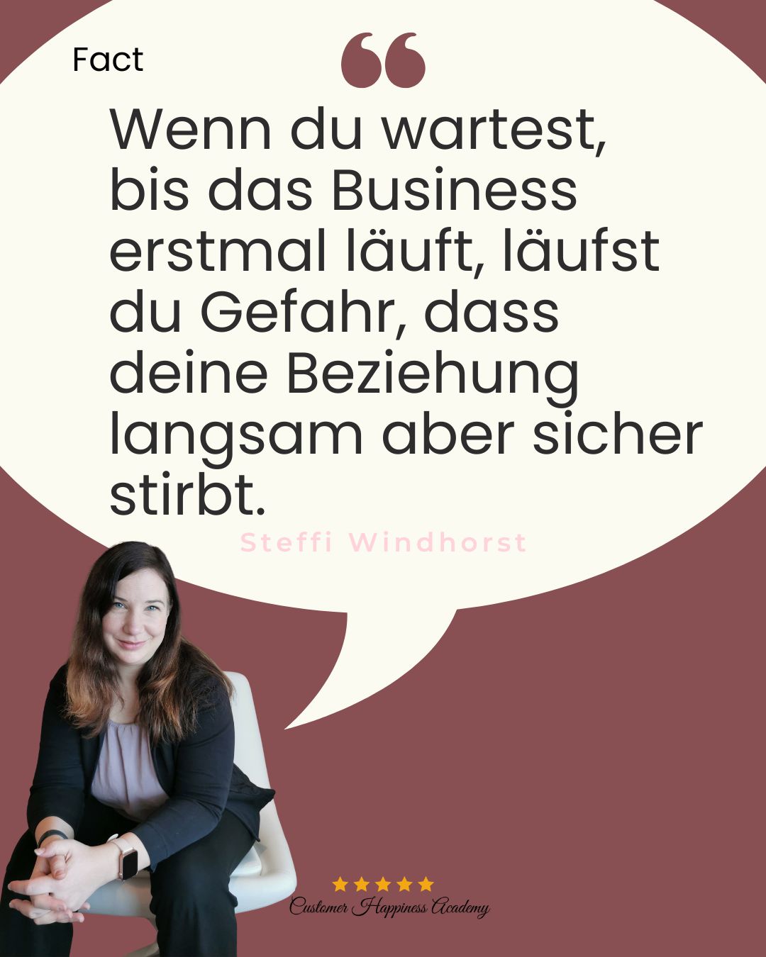 Fotos Blog (10) Frau sitzt nach vorn gelehnt auf dem Stuhl, freundlicher Blick. In der Sprechblase steht: "Wenn du wartest,
bis das Business erstmal läuft, läufst du Gefahr, dass deine Beziehung langsam aber sicher stirbt."