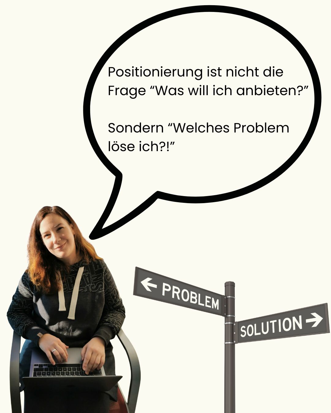 Frau lächelnd auf einem Stuhl mit Sprechblase