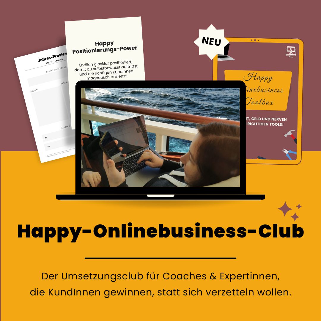 Mokup aus Laptop, Frau die am Handy arbeitet, Workbook 