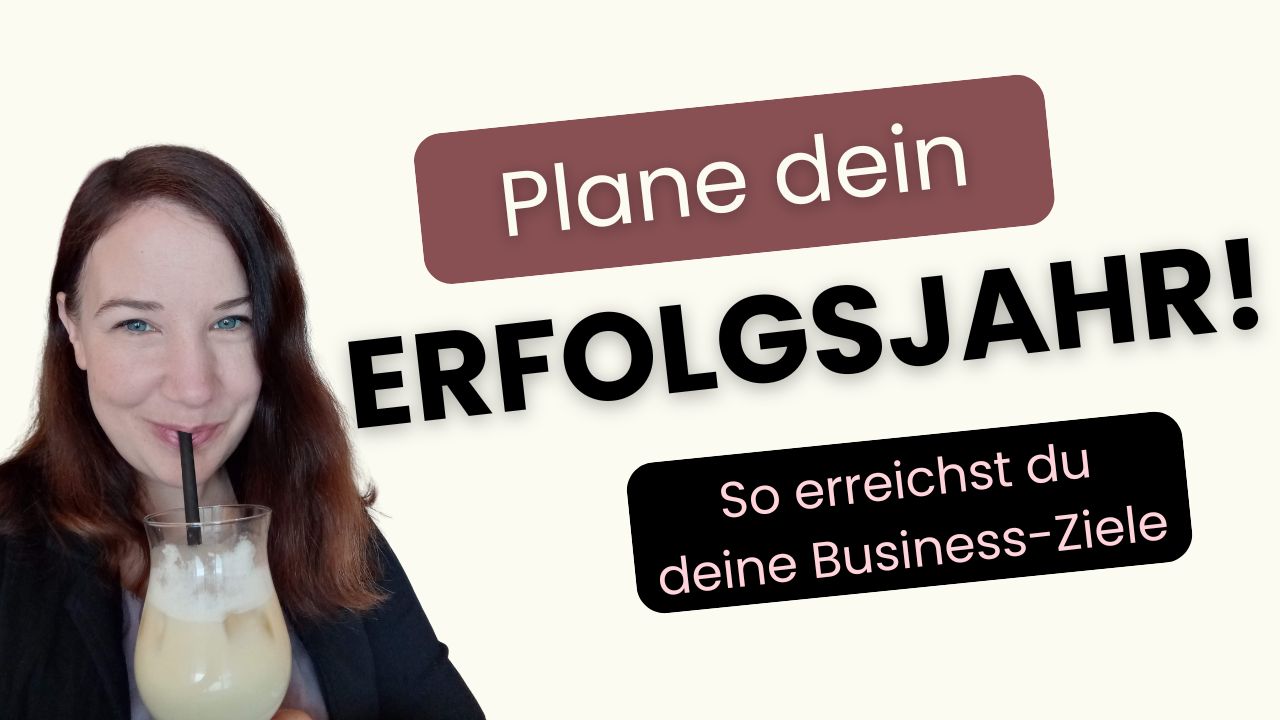 Frau mit Coacktail in der Hand, zufriederner Blick, Text im Bild: "Plane dein Erfolgsjahr"