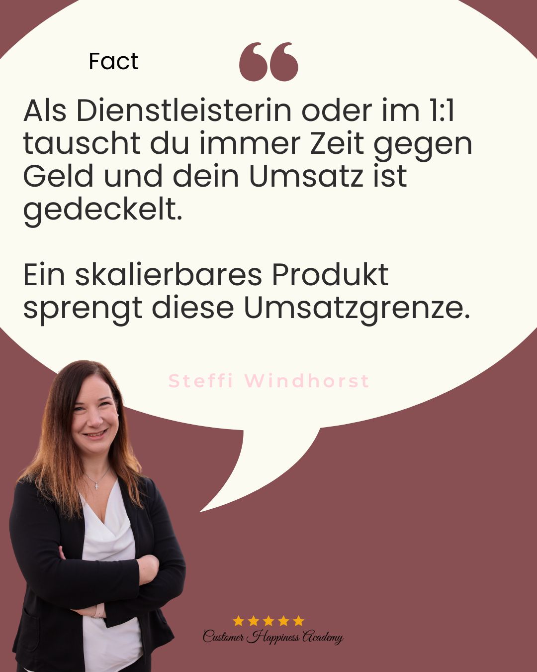Frau lächelnd, Zitat in einer Sprechblase: "Als Dienstleisterin oder im 1:1 tauscht du immer Zeit gegen Geld und dein Umsatz ist gedeckelt.

Ein skalierbares Produkt sprengt diese Umsatzgrenze." Steffi Windhorst
