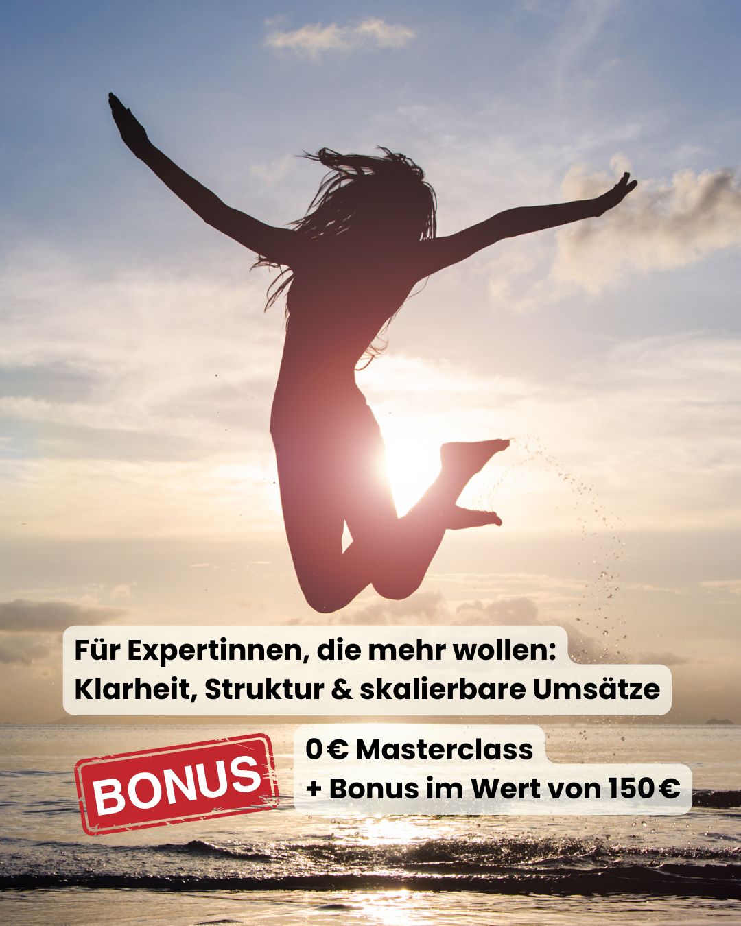 Frau am Meer springt fröhlich in die Luft, im Hintergrund ein Sonnenuntergang Text auf dem Bild: "Für Expertinnen, die mehr wollen: Klarheit, Struktur & skalierbare Umsätze. 0€ Masterclass + Bonus im Wert von 150€