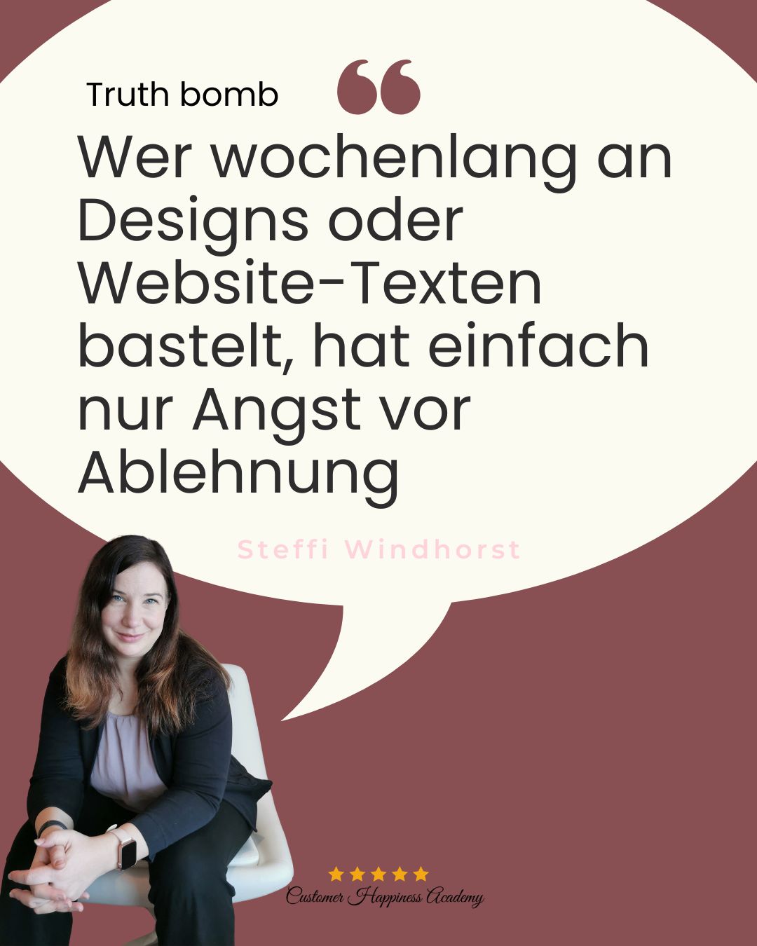 Frau sitzend, nach vorn gelehnt, darüber Sprechblase mit Text: "Wer wochenlang an Designs oder Website-Texten bastelt, hat einfach nur Angst vor Ablehnung"