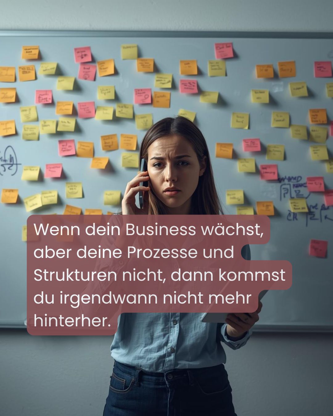 Frau vor einer Wand voller To Do Zettel. Überforderter Blick, am telefonieren, ein Tablet in der Hand. Im Text: "Wenn dein Business wächst, aber deine Prozesse und Strukturen nicht, dann kommst du irgendwann nicht mehr hinterher."