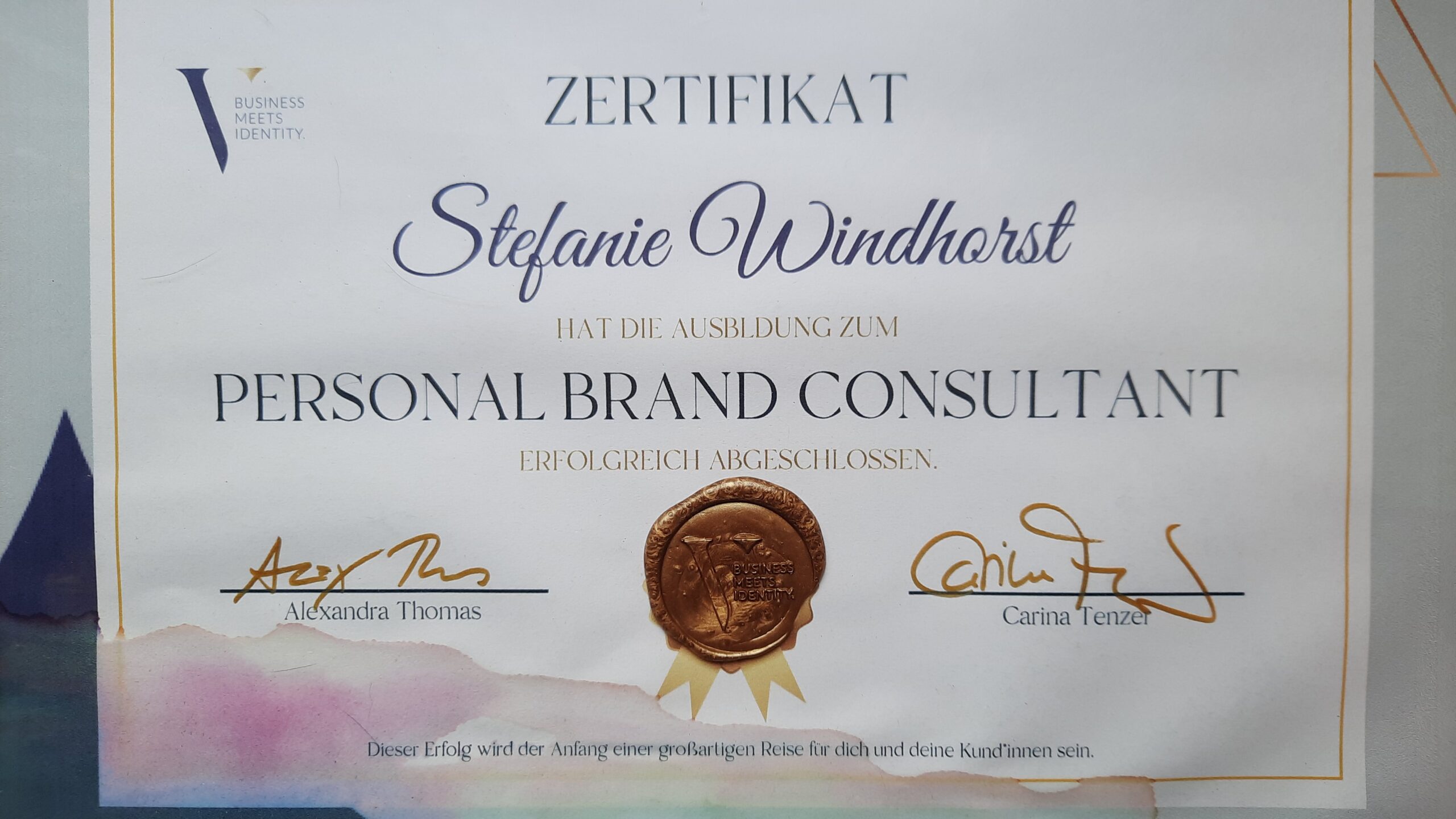 Zertifikat zur Personal Brand Consultant, gerahmt mit Siegel, verlaufen von Katzenkotze