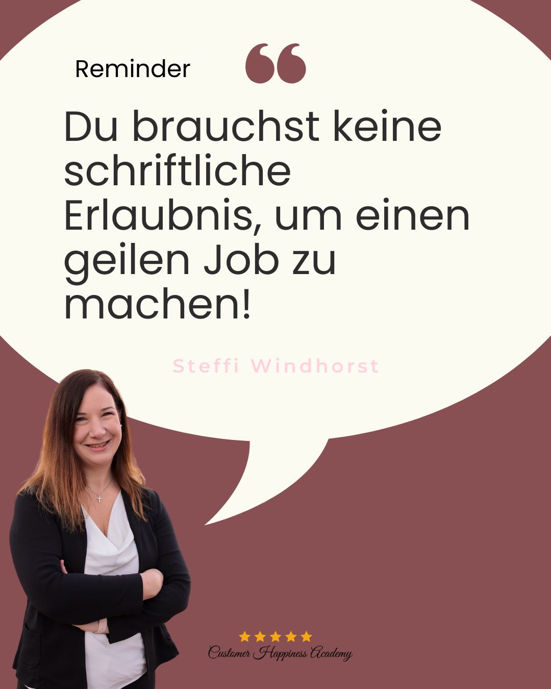 Frau mit verschränkten Armen, freundlich lächelnd . In einer Sprechblase steht: "Reminder: Du brauchst keine schriftliche Erlaubnis, um einen geilen Job zu machen!"