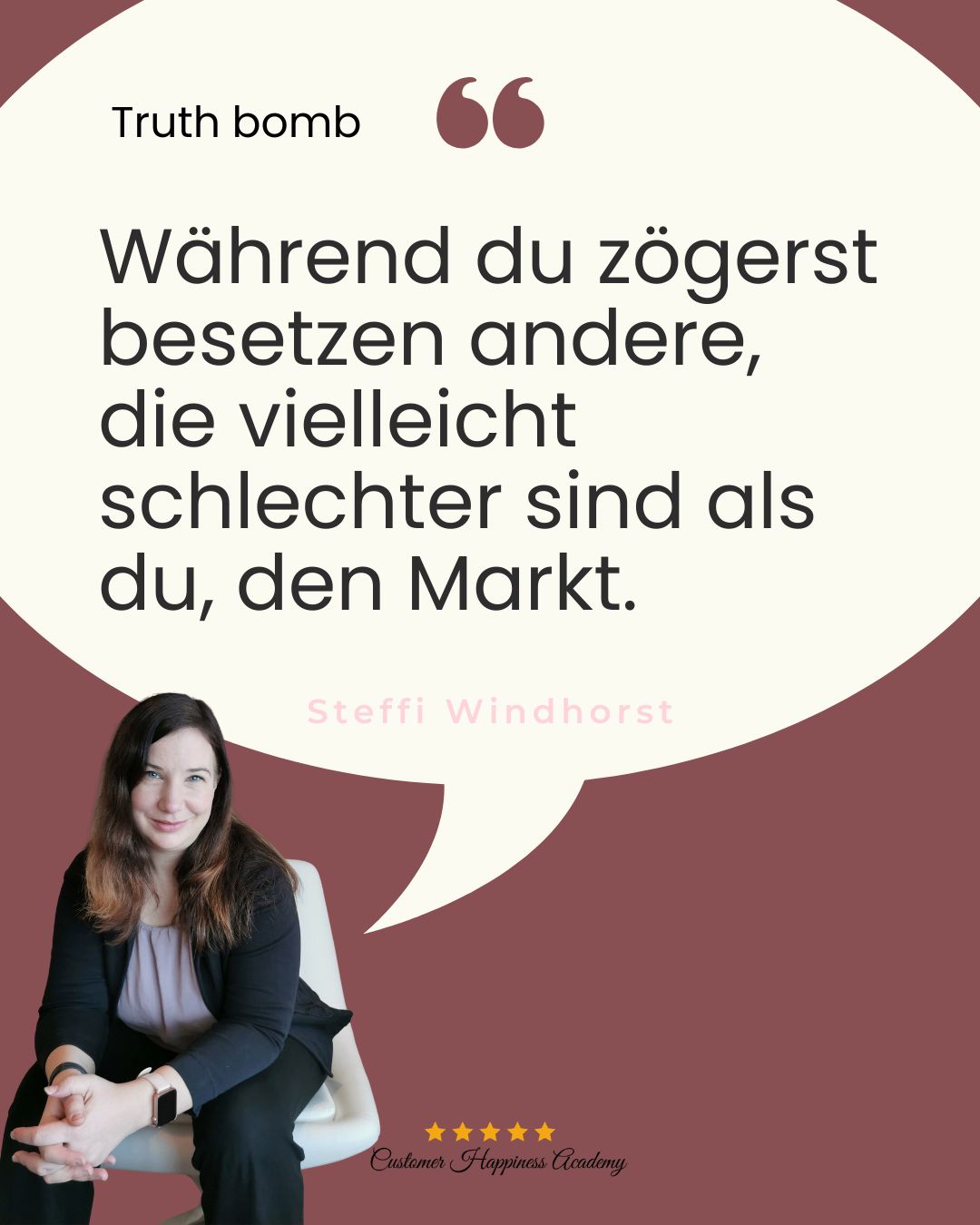 Frau sitzt nach vorn gelehnt auf einem Stuhl. In einer Sprechblase steht: "Während du zögerst besetzen andere, die vielleicht schlechter sind als du, den Markt."