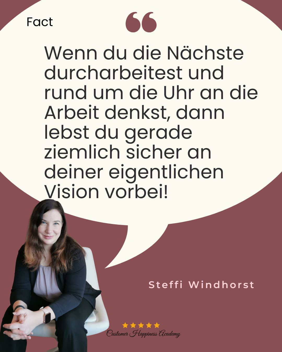 Frau, freundlich lächelnd, auf einem Stuhl, nach vorn gelehnt. In einer Sprechblase darüber: "Wenn du die Nächste durcharbeitest und rund um die Uhr an die Arbeit denkst, dann lebst du gerade ziemlich sicher an deiner eigentlichen Vision vorbei!"
